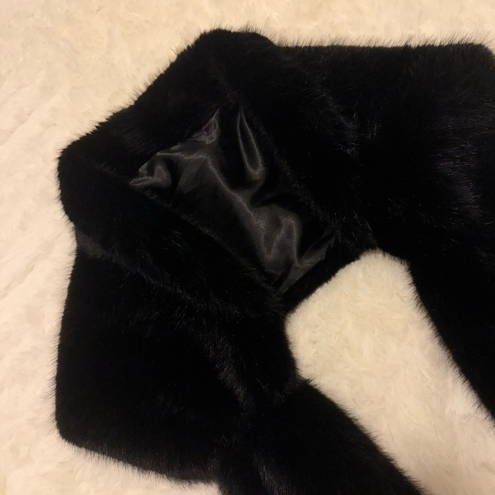 Elegant Black Faux Fur Women's cape